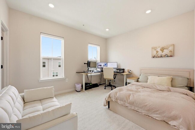 Building Photo - 22810 Tawny Pne Sq