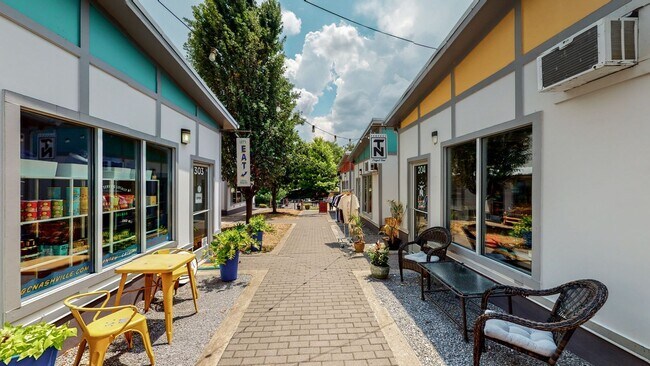 Building Photo - Amazing East Nashville 2 Bed/ 2 Bath Condo...