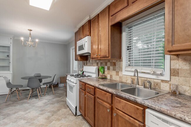 Building Photo - Fall '24 - Close to campus - 3 bed/2 bath ...