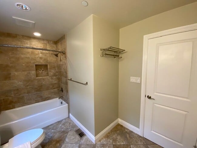 Building Photo - 1122 Miles Ave