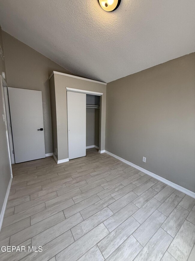 Building Photo - 9128 Bur Oak Cir