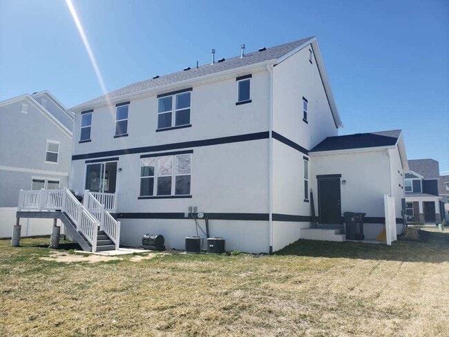 Building Photo - Trails and more at this Harvest Park Home in Mapleton!!