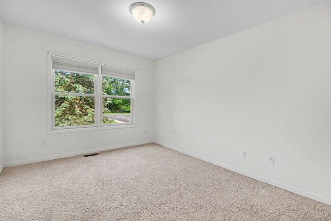 Building Photo - SPEICAL offer- MOVE IN READY 3 bedroom home!
