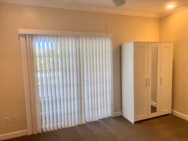 Building Photo - 857 SW 11th Ct