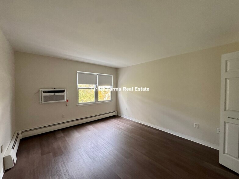 Building Photo - 693 Parker St