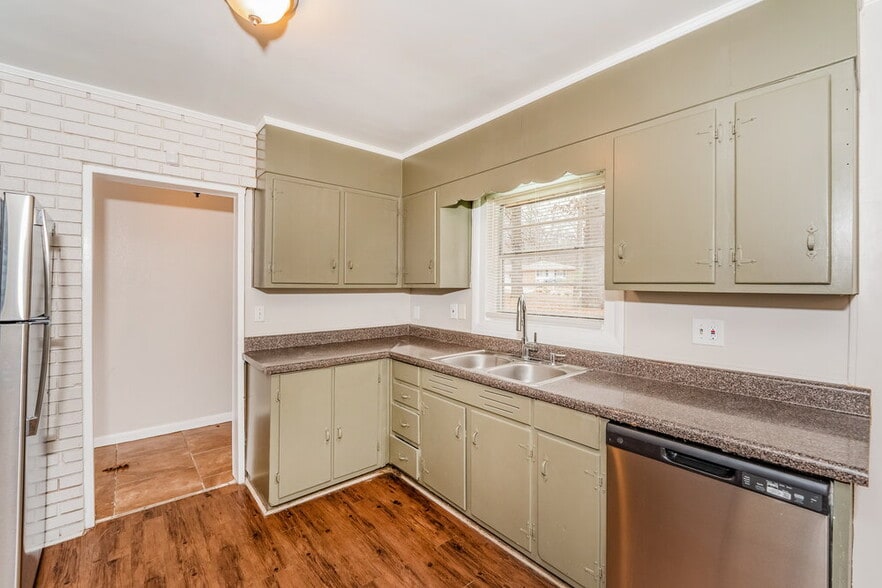 Building Photo - 325 16th Ave NW