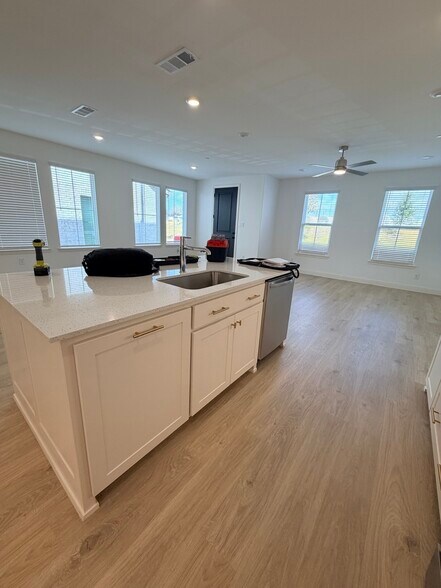 Kitchen Island - 4729 Spinner St