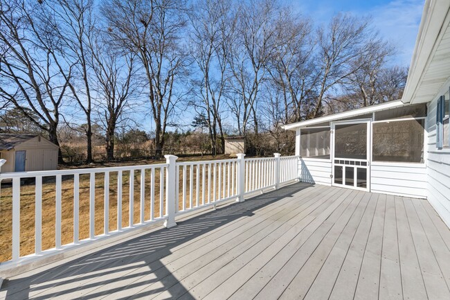 Building Photo - TOTALLY UPDATED 3 BEDROOM HOUSE IN WEST KN...