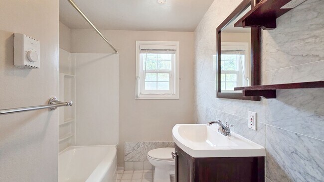 Building Photo - 1022 Sunset Way