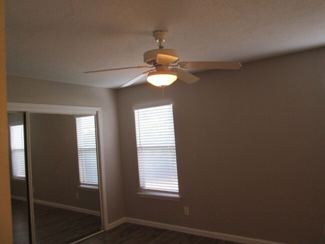 Building Photo - Four Beds in the Foothills