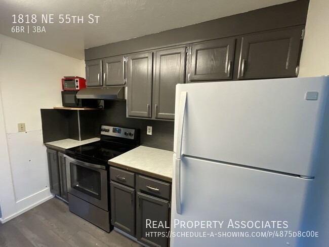 Building Photo - 1818 NE 55th St