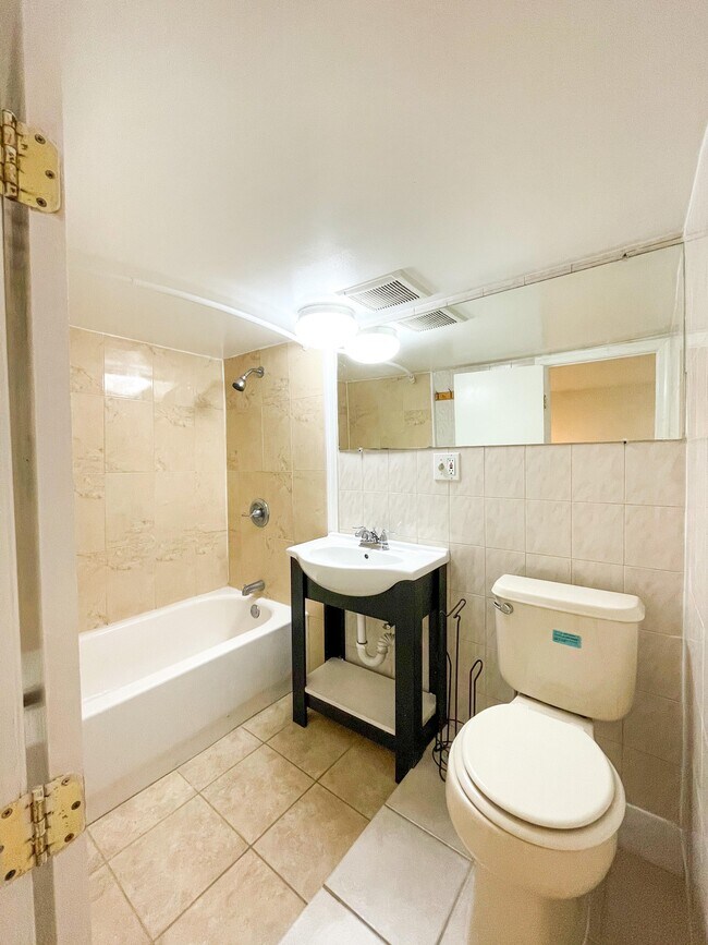 Full bath - 1522 Mifflin St