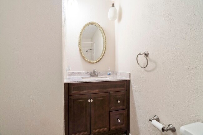 Building Photo - 2126 Turtle Creek Dr