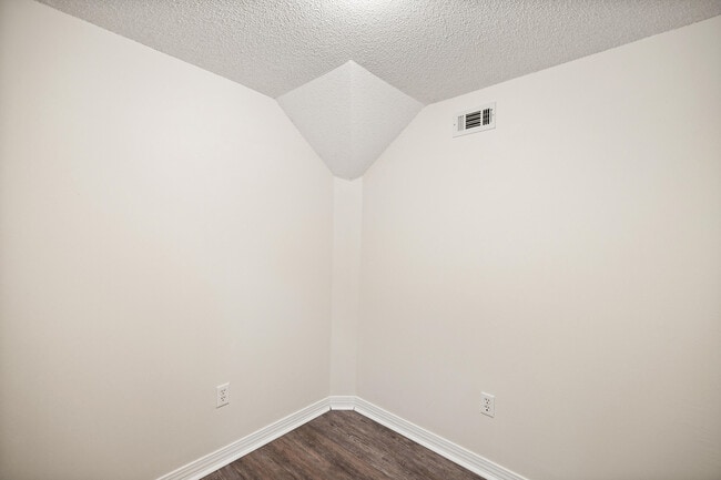 Building Photo - 1641 Parkside Cir