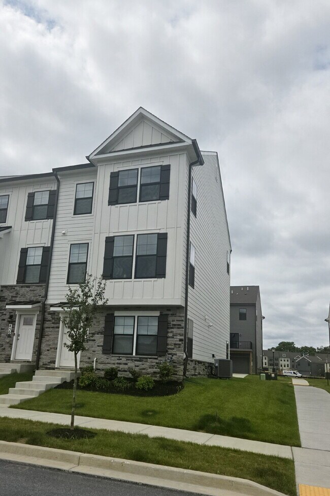 Building Photo - "Experience Modern Comfort: Mostly Furnished 3-Bed, 3.5-Bath Townhouse in Renn Quarter"