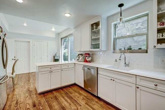 Building Photo - 201 Vanderpool Ln