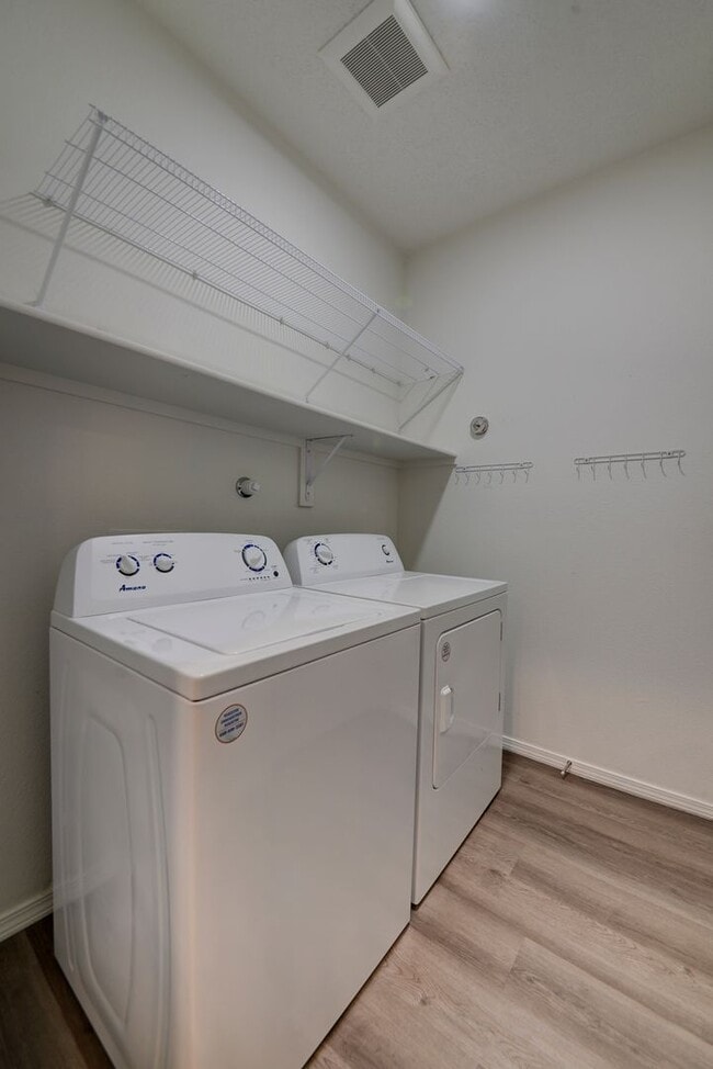 Building Photo - Amazing Modern 4 Bedroom in North Valley A...