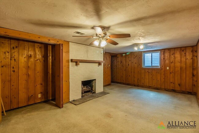 Building Photo - 360° VIRTUAL TOUR ~ Spacious home close to...