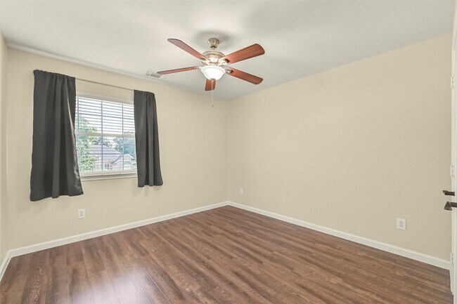 Building Photo - 313 Winding Oak Ln S
