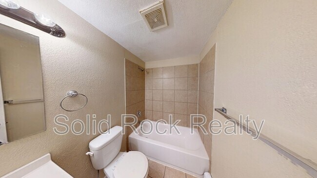 Building Photo - 3014 Mallard Dr