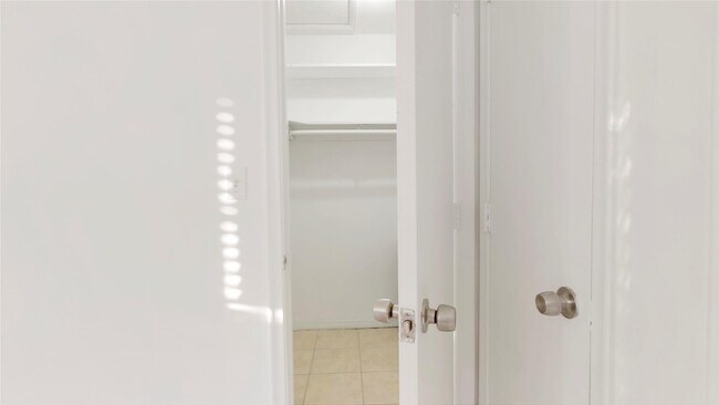 Building Photo - 709 SE 15th St