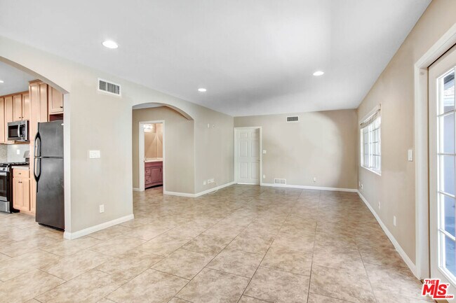 Building Photo - 2623 S Beverly Dr