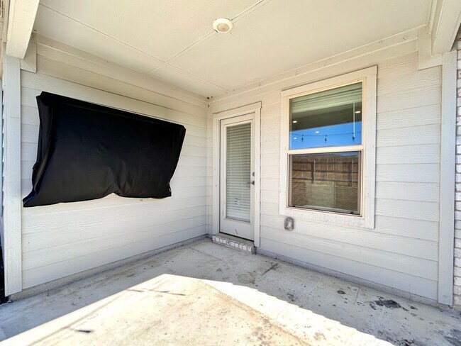 Building Photo - Move-In Ready Home with Open Layout & Outdoor Entertaining Space