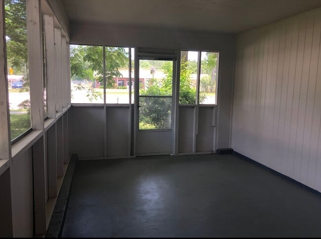 Building Photo - Welcome to Your New Home in Newberry! 3 Be...