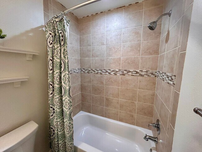 Building Photo - 316 NW Avens St