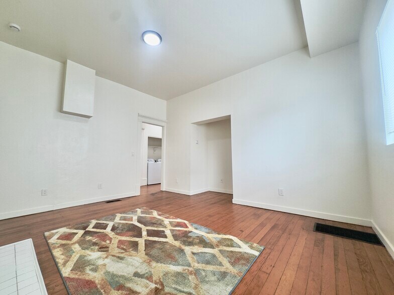 Building Photo - 720 37th St