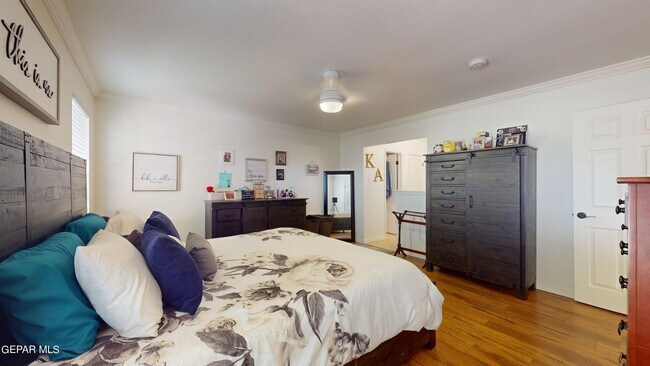 Building Photo - 453 El Camino Dr