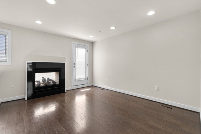 Building Photo - 3 Bed 4.5 Bath - Downtown Crown Townhouse ...