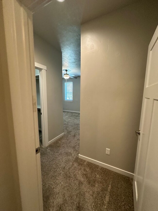 Building Photo - Modern Townhome Near Eagle Greenbelt..3-be...