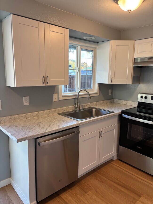 Building Photo - 6618 N Albina Ave