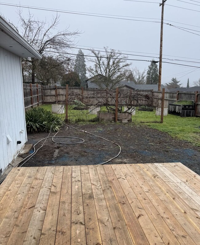 Building Photo - Small 2 bedroom home with fenced yard