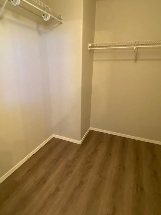 Building Photo - 4 Bedroom, 3 bath, two story with loft in ...