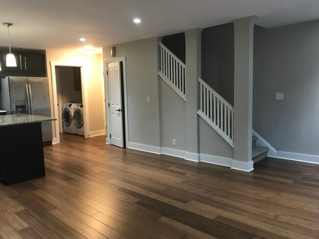 Building Photo - 626 S Main St