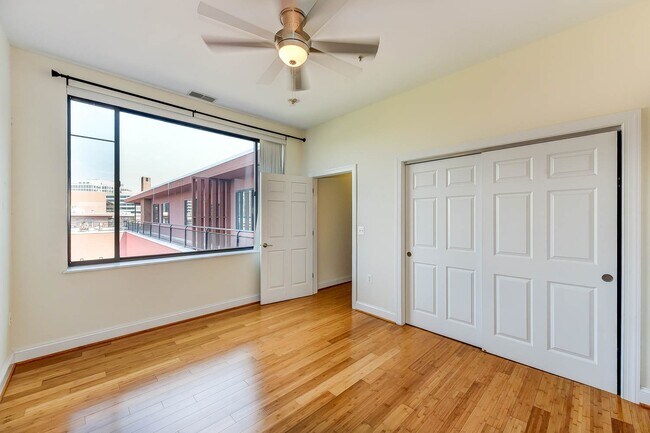 Building Photo - Gorgeous 2 Bedroom Penthouse in River Place South!