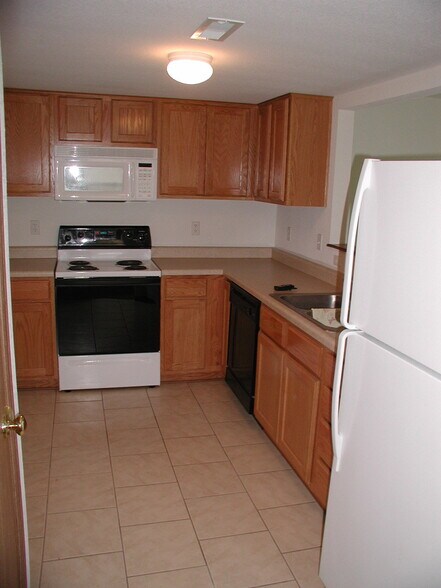 Kitchen - 1014 Augusta Ln