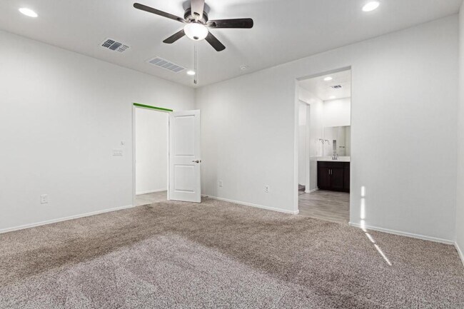 Building Photo - 14058 E Red Pine Pl