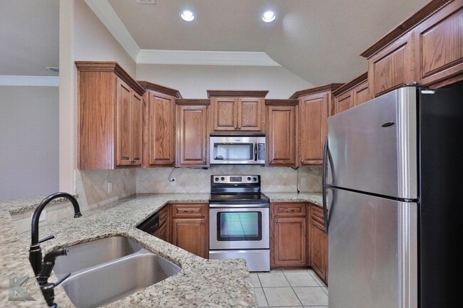 Building Photo - 4 bed 2 bath; newer carpet!