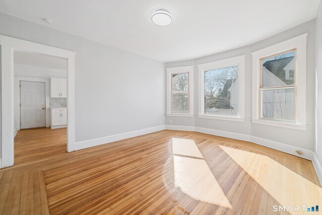 Building Photo - 196 Center St