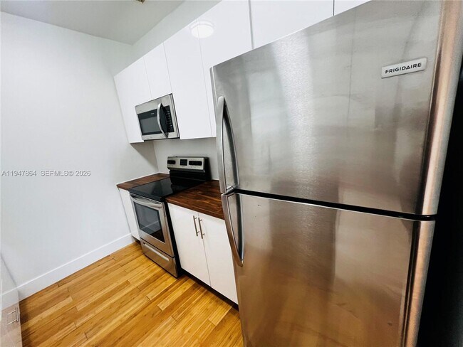 Building Photo - 960 Bay Dr