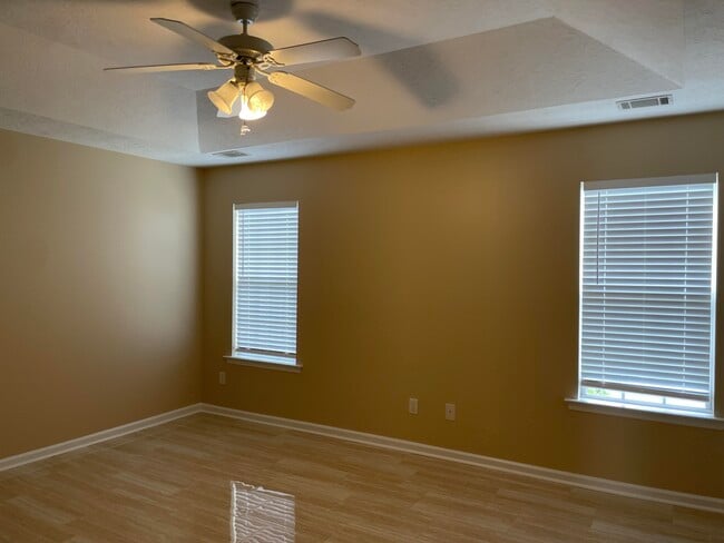 Building Photo - 1247 Carriage Dr