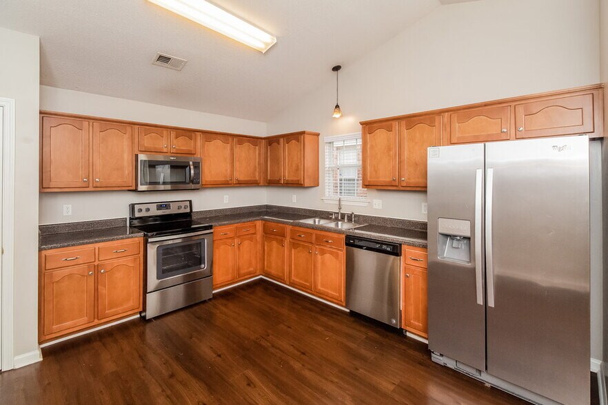 Building Photo - 1741 Madison Cove E