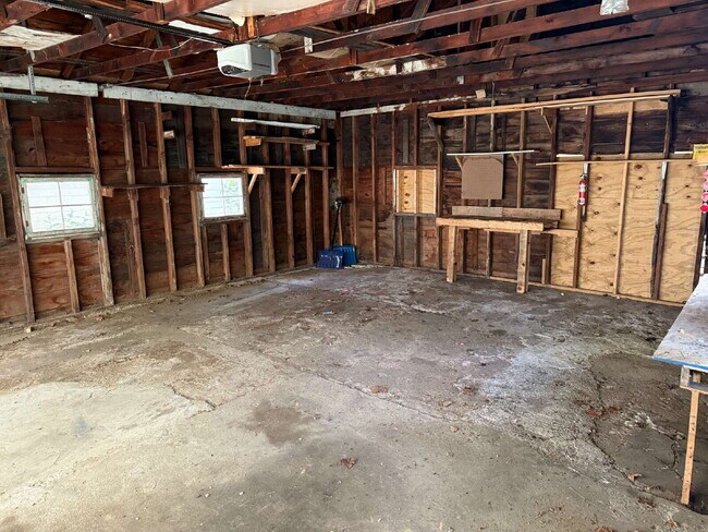 Building Photo - Charming 4 Bedroom Home with 2 Full Baths in Grand Rapids