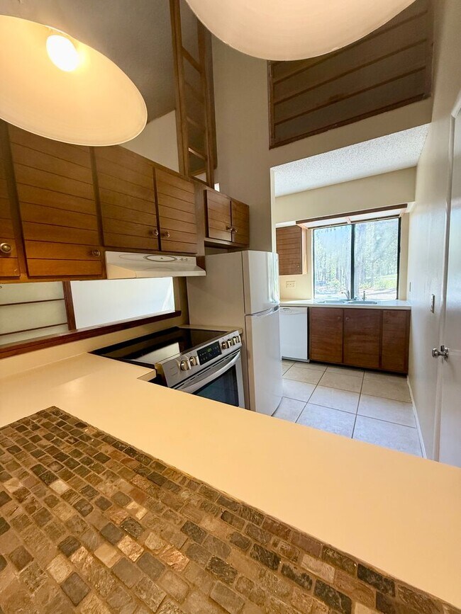 Building Photo - Remodeled!! Close to Shopping, VA Hospital and Hilaman Golf Course!