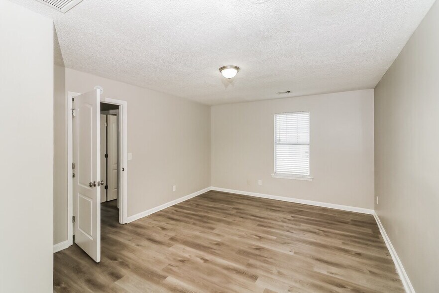 Building Photo - 706 Rosewood Cir