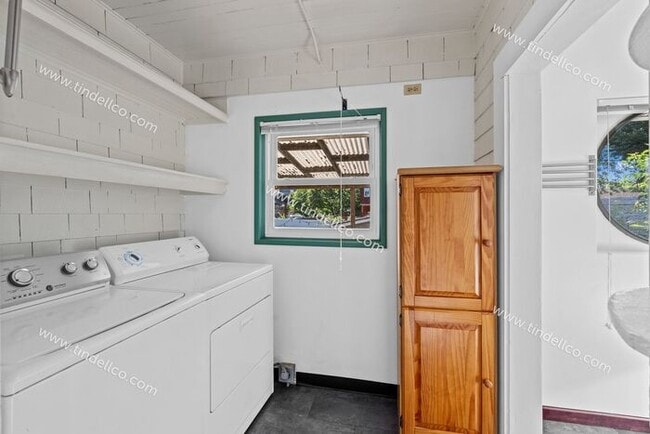 Building Photo - Charming 2-Bedroom + Bonus in University P...