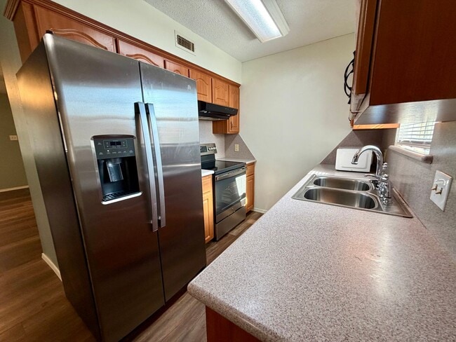 Building Photo - 904 Hillside Dr